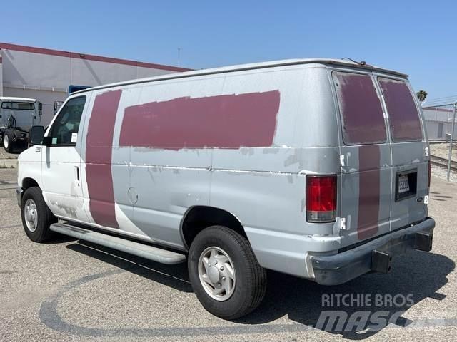 Ford E-250 شاحنة مقفلة