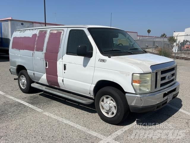 Ford E-250 شاحنة مقفلة