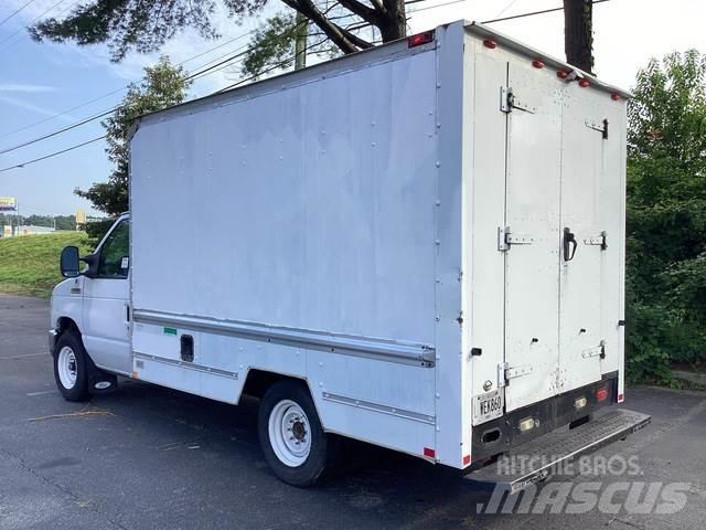 Ford E-250 شاحنة مقفلة