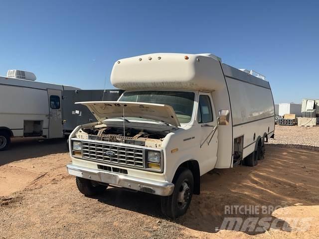 Ford E-350 شاحنة مقفلة