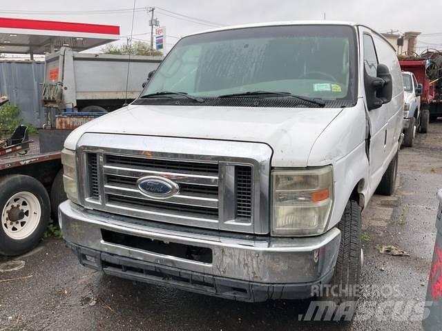 Ford E-350 شاحنة مقفلة