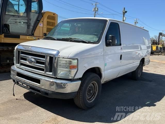 Ford E-350 شاحنة مقفلة