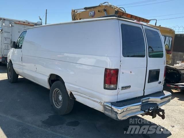 Ford E-350 شاحنة مقفلة