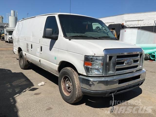 Ford E-350 شاحنة مقفلة