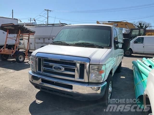 Ford E-350 شاحنة مقفلة