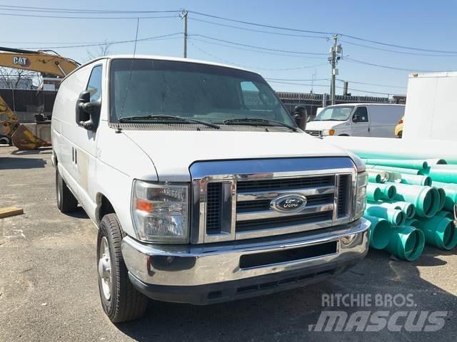 Ford E-350 شاحنة مقفلة
