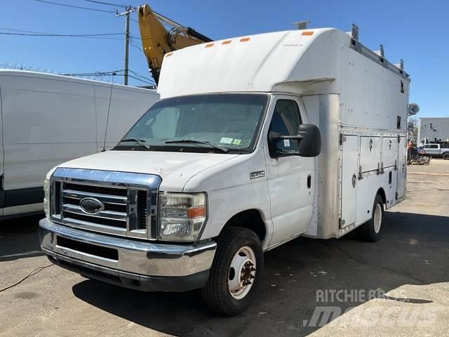 Ford E-350 شاحنات خفيفة/مفصلية الجوانب