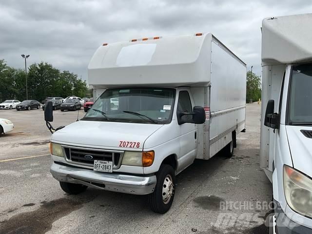 Ford E-350 شاحنة مقفلة