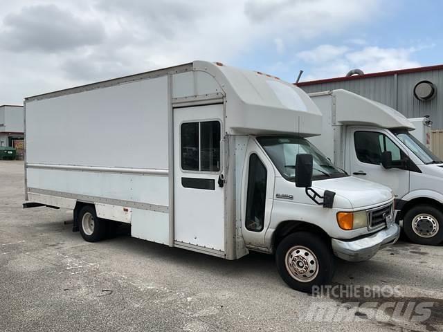 Ford E-350 شاحنة مقفلة