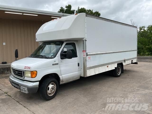 Ford E-350 شاحنة مقفلة