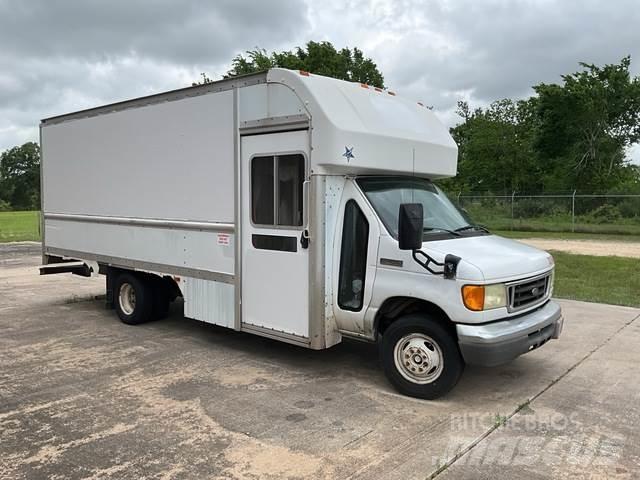 Ford E-350 شاحنة مقفلة