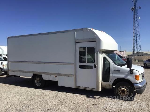 Ford E-350 شاحنة مقفلة