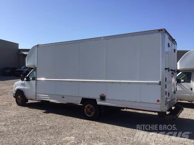 Ford E-350 شاحنة مقفلة