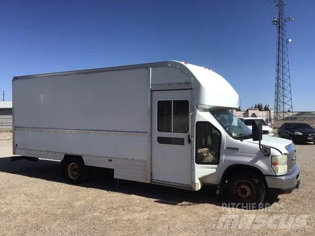 Ford E-350 شاحنة مقفلة