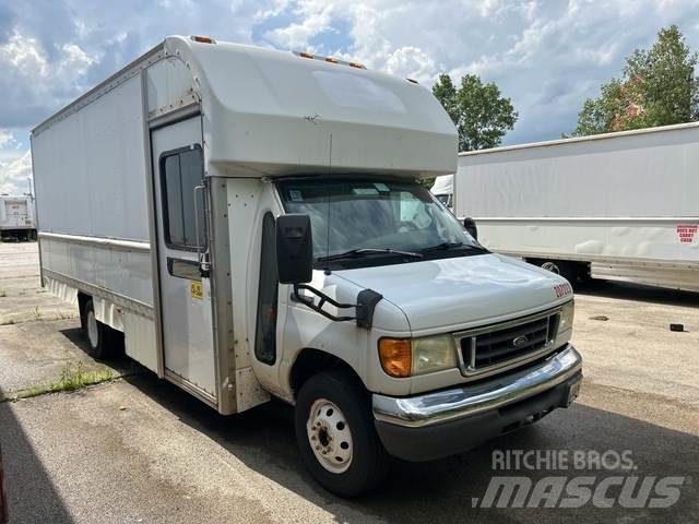 Ford E-350 شاحنة مقفلة