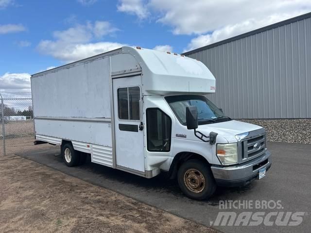 Ford E-350 شاحنة مقفلة