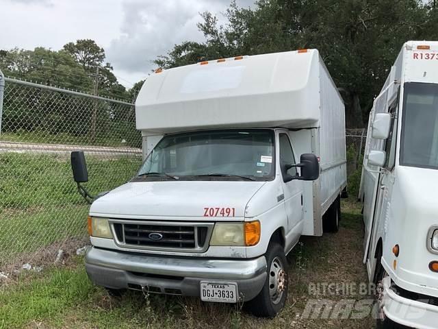 Ford E-350 شاحنة مقفلة