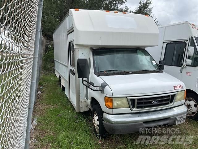 Ford E-350 شاحنة مقفلة