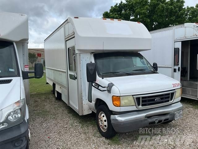 Ford E-350 شاحنة مقفلة