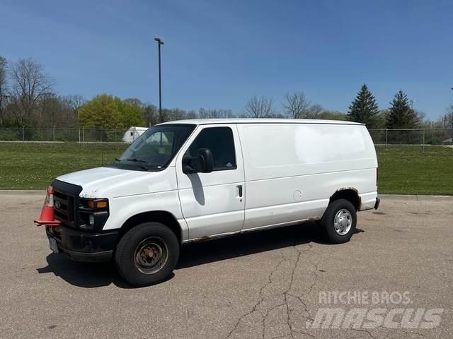 Ford E-350 شاحنة مقفلة