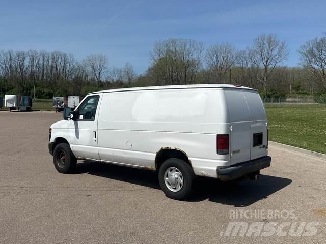 Ford E-350 شاحنة مقفلة