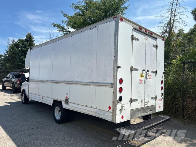 Ford E-350 شاحنة مقفلة