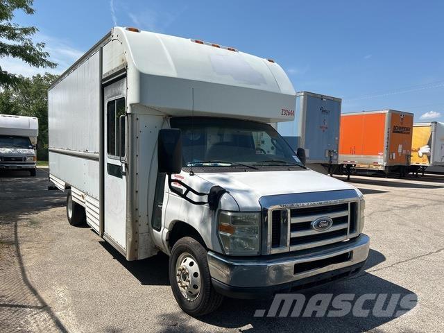 Ford E-350 شاحنة مقفلة