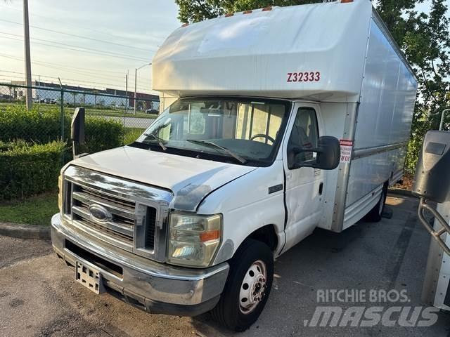 Ford E-350 شاحنة مقفلة