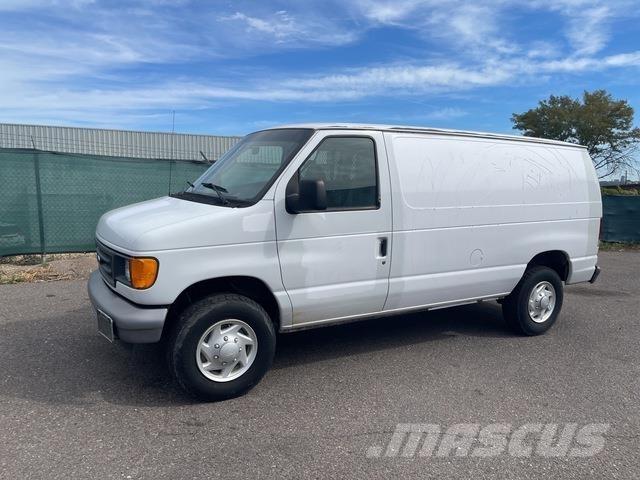 Ford E-350 شاحنة مقفلة