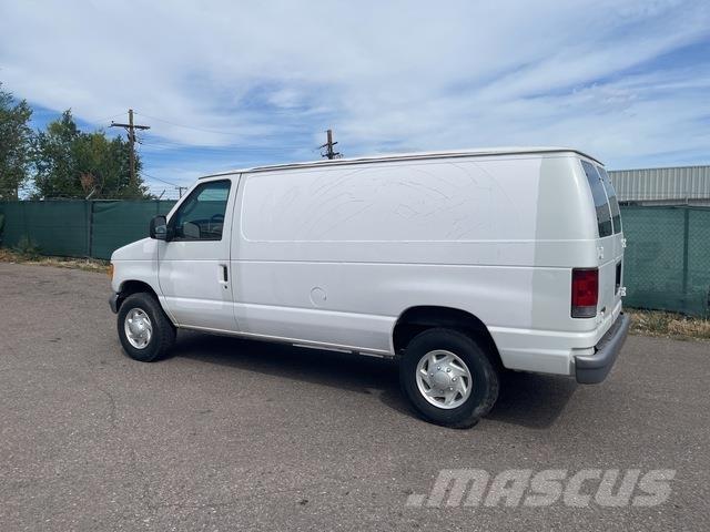 Ford E-350 شاحنة مقفلة