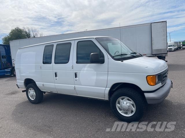 Ford E-350 شاحنة مقفلة