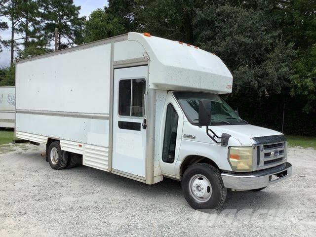Ford E-350 شاحنة مقفلة