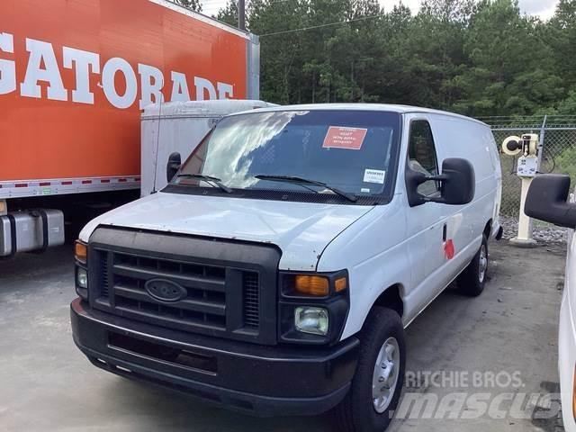 Ford E-350 شاحنة مقفلة