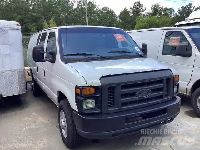 Ford E-350 شاحنة مقفلة