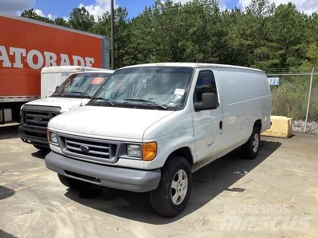 Ford E-350 شاحنة مقفلة