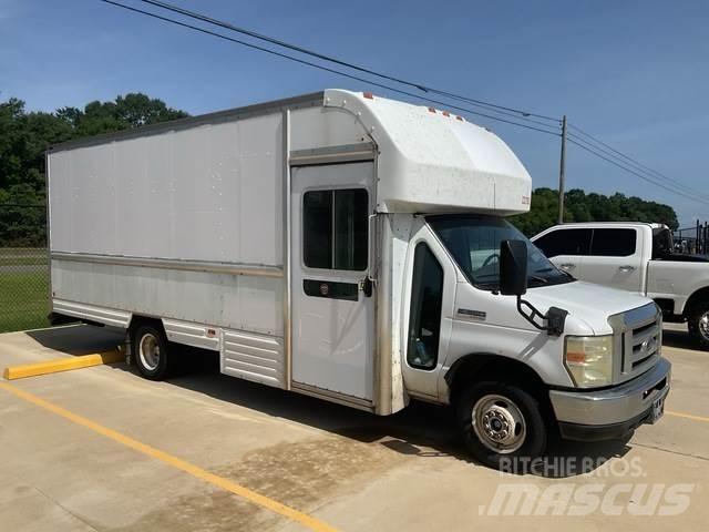 Ford E-350 شاحنة مقفلة
