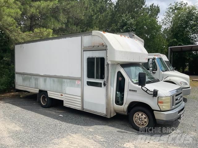 Ford E-350 شاحنة مقفلة