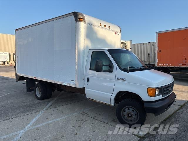 Ford E-350 شاحنة مقفلة