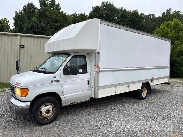 Ford E-350 شاحنة مقفلة