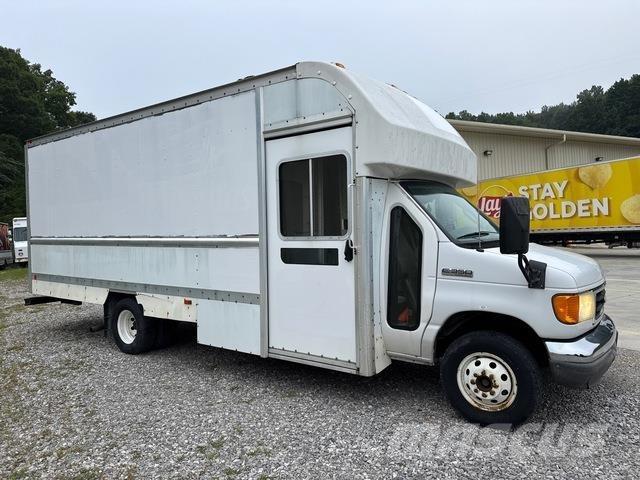 Ford E-350 شاحنة مقفلة