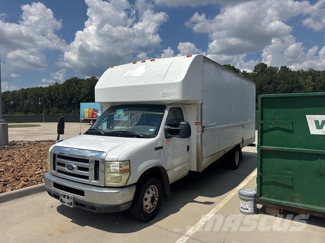 Ford E-350 شاحنة مقفلة