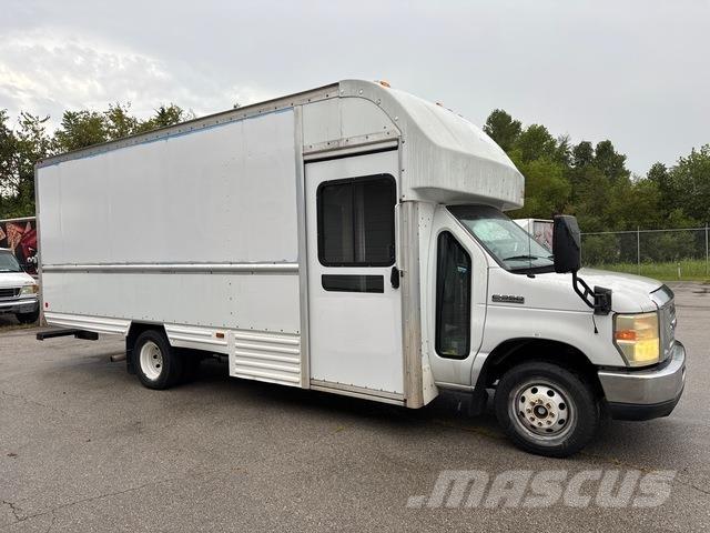 Ford E-350 شاحنة مقفلة