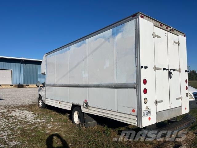 Ford E-350 شاحنة مقفلة