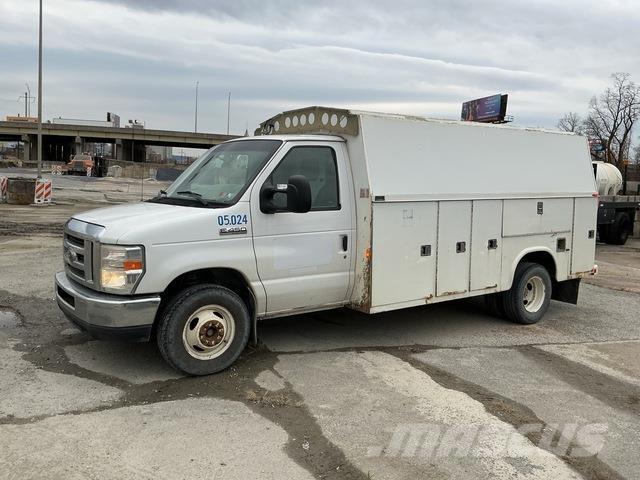 Ford E-450 شاحنات خفيفة/مفصلية الجوانب