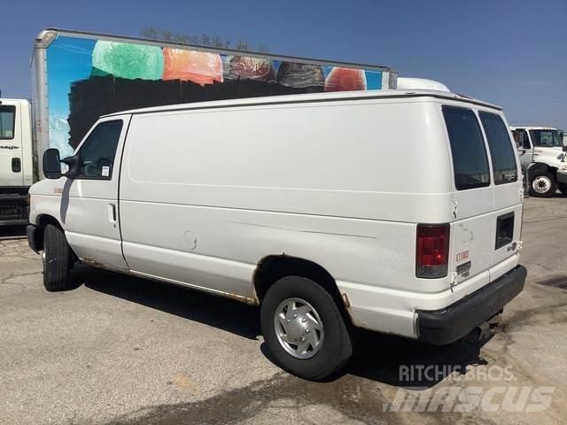 Ford E250 شاحنة مقفلة