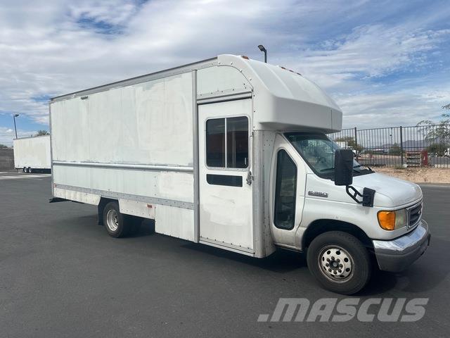 Ford E350 شاحنة مقفلة