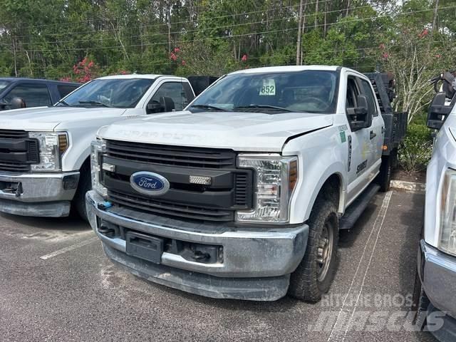 Ford F-250 شاحنات مسطحة/مفصلية الجوانب
