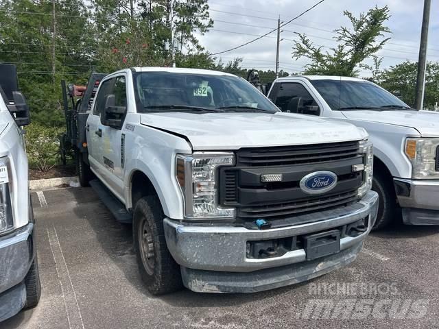 Ford F-250 شاحنات مسطحة/مفصلية الجوانب