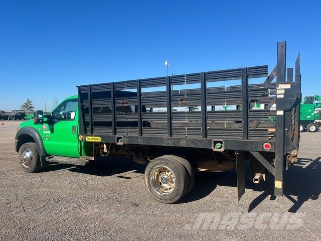 Ford F-450 شاحنات مسطحة/مفصلية الجوانب