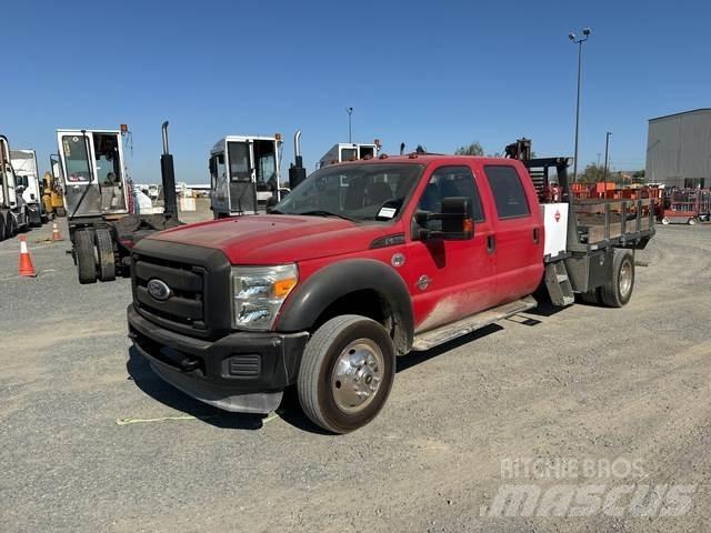 Ford F-550 شاحنات مسطحة/مفصلية الجوانب